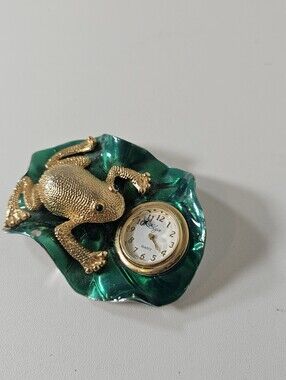 miniature Elgin desk clock featuring a gold-toned frog sitting on a green lily p